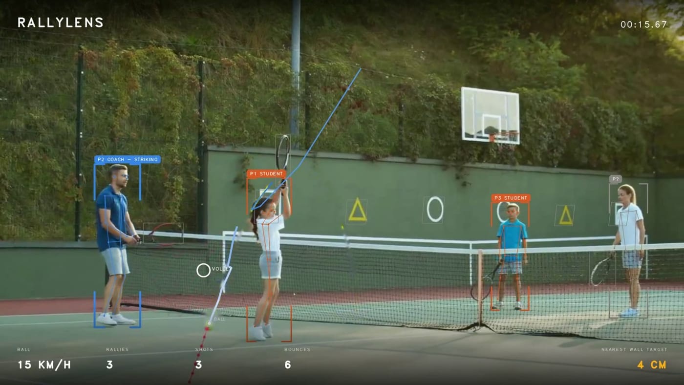 Live overlay: players tracked by role (coach / student), ball speed, rally and shot counts, wall-target distance.